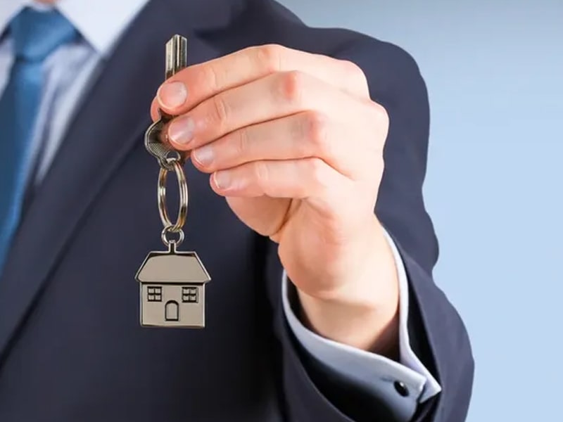 home insurance handing keys